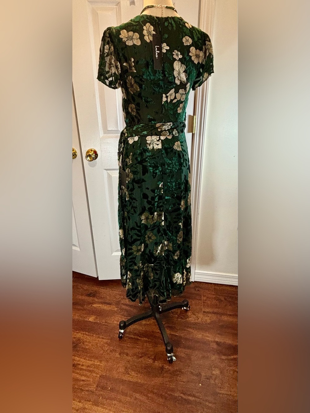 Lulus NWT Women’s Emerald Green Floral Velvet Burnout Wrap Midi Size XS or M - Picture 6 of 13